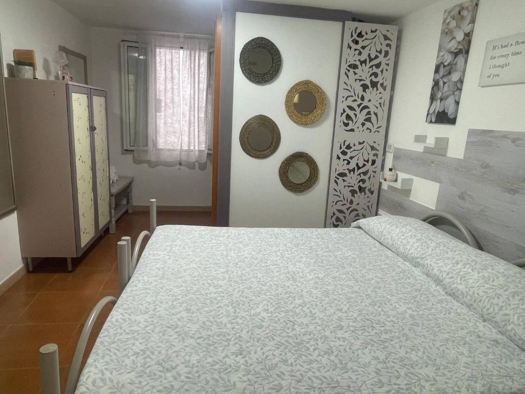 a dining room with a table and plates on the wall at Dimora nel Vico in Monopoli