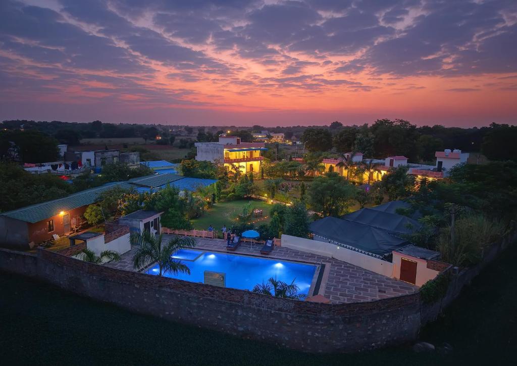 Bazén v ubytování Ranthambore Nature Camp Resort nebo v jeho okolí