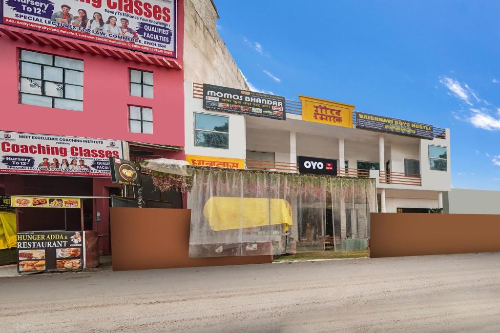 an empty street in front of a pink building at SPOT ON Gorav Smark in Malhour