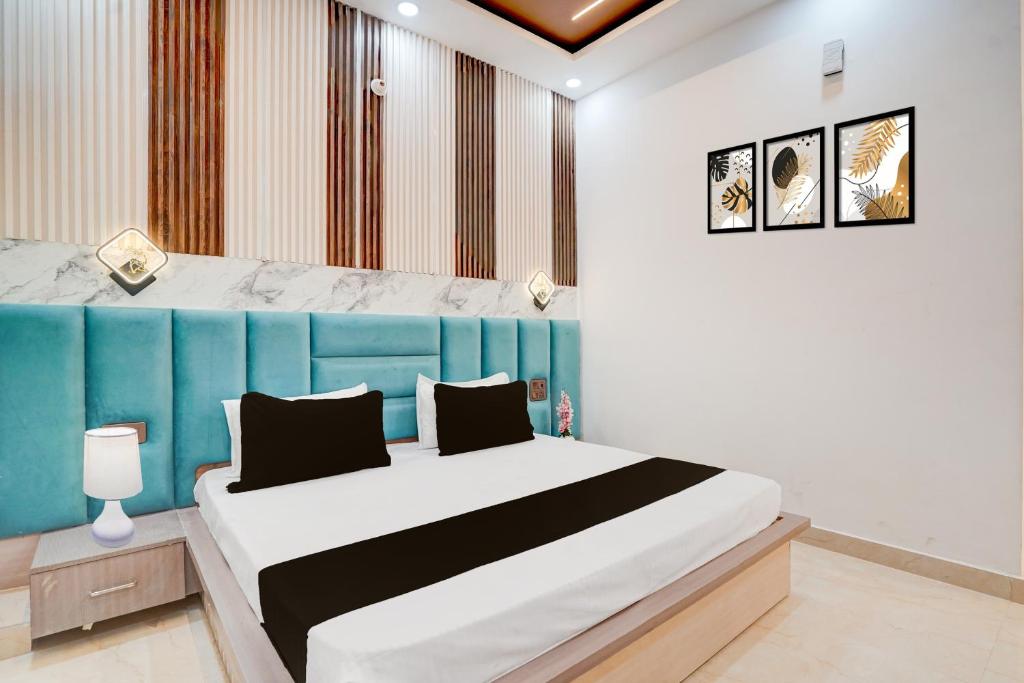 Ένα ή περισσότερα κρεβάτια σε δωμάτιο στο SPOT ON G Grand Hotel