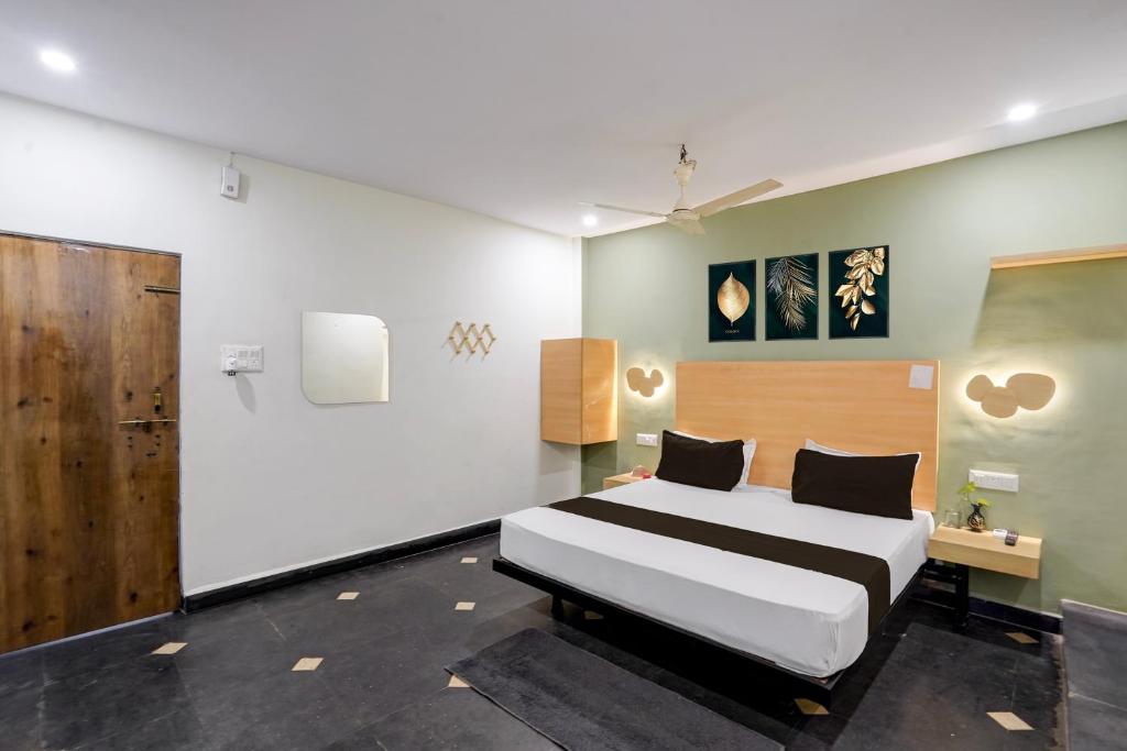 a bedroom with a large bed in a room at Hotel O The Bell Woods in Mūrhīpār