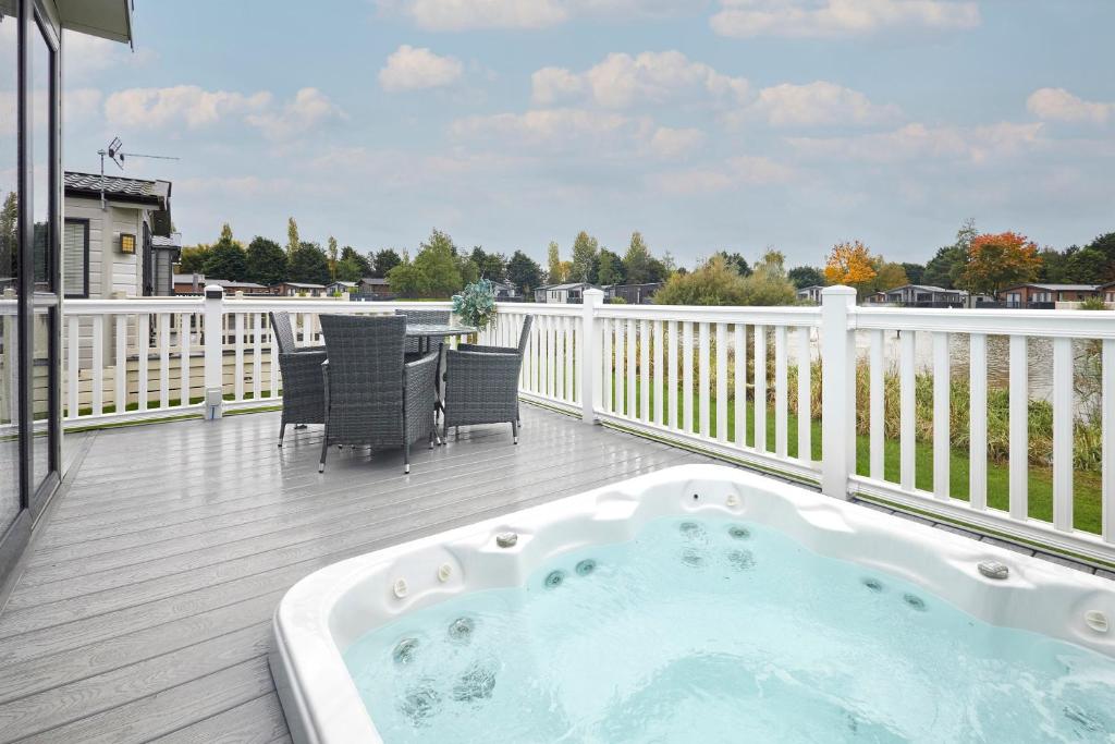 Lakeview Winter Lodge with Hot Tub - Housity