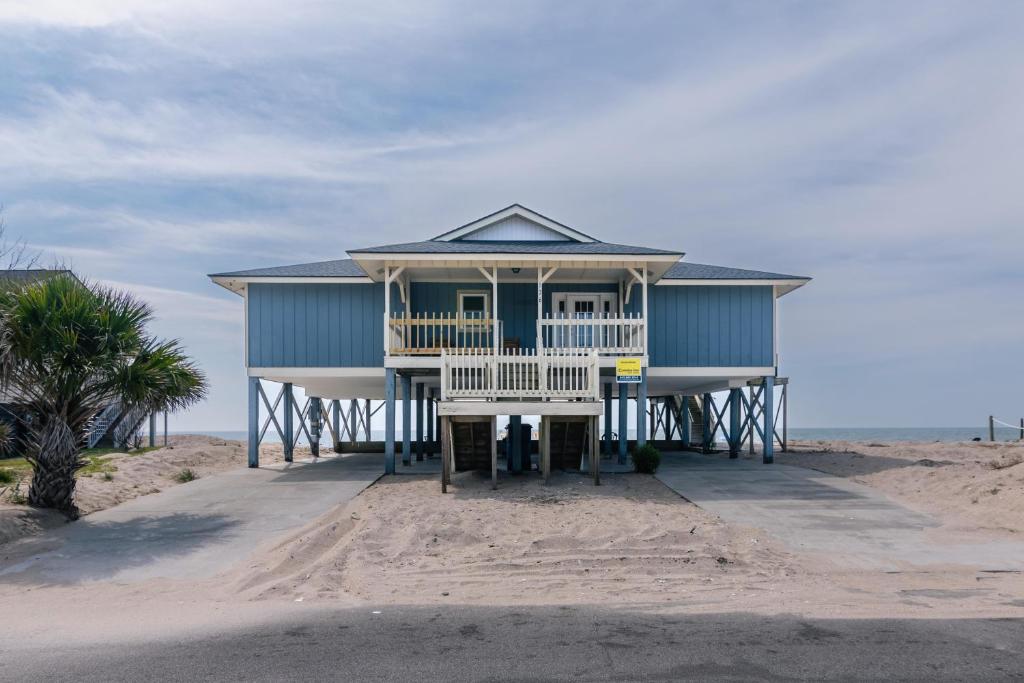 a blue house on the beach on the sand at Sulla Sabbia in Edisto Island