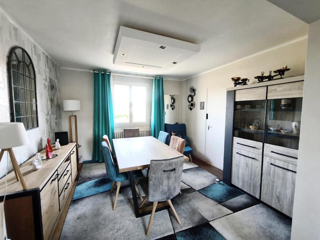 une cuisine avec une table et une salle à manger dans l'établissement La Maison de Marylou, calme et nature - 6 pers, à Gouarec