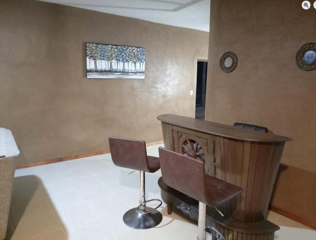 een bureau en een stoel in een kamer bij Casa Terral 