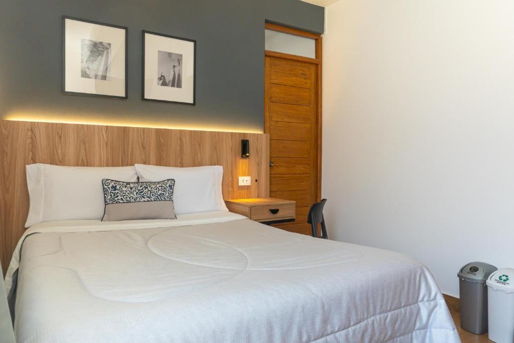 Postel nebo postele na pokoji v ubytování Majhu Hostal