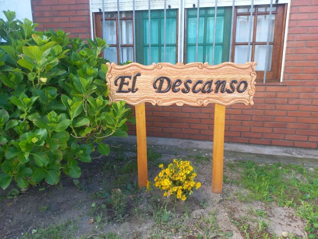 a sign that says el resistance in front of a building at El descanso in Las Toninas