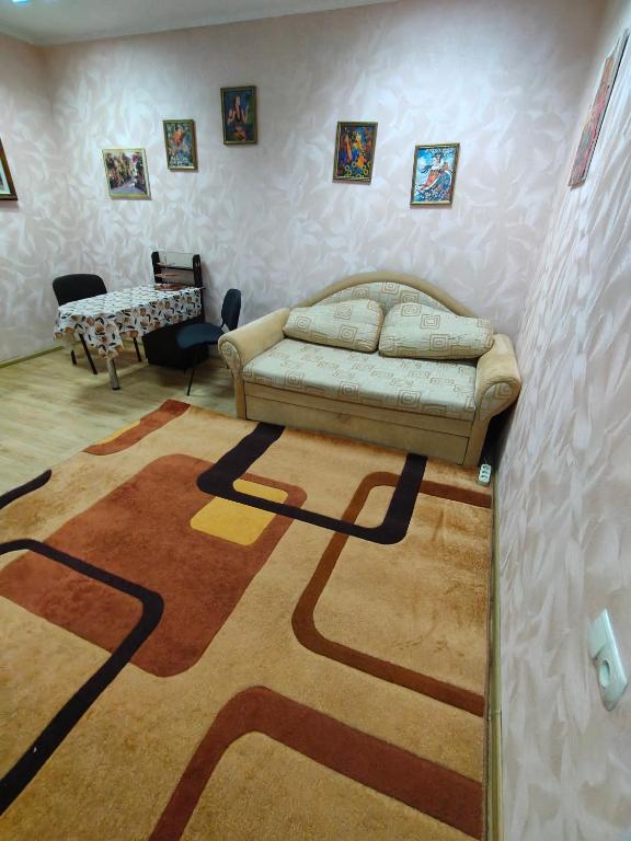 a living room with a couch and a carpet at Двокімнатна квартира біля Сіті-центру in Mykolaiv