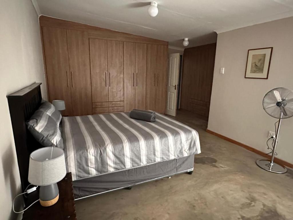 Ένα ή περισσότερα κρεβάτια σε δωμάτιο στο Kalahari-Trails Meerkat Sanctuary