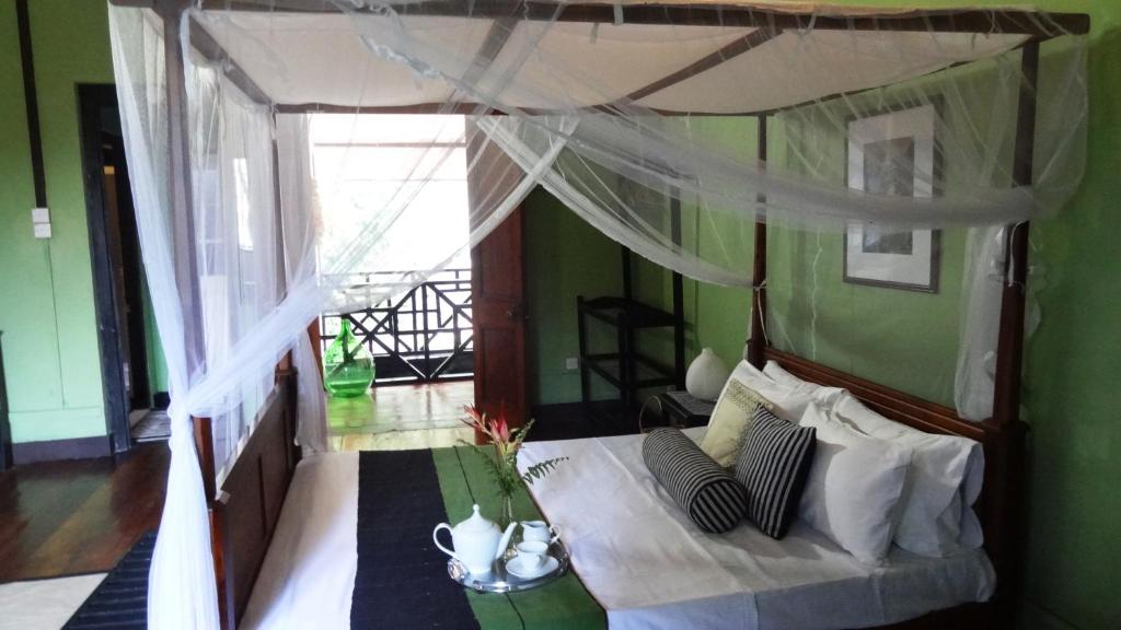 Postel nebo postele na pokoji v ubytování Strathisla Tea Estate Bungalow