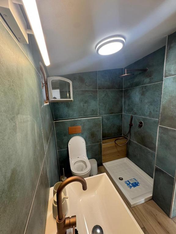 a small bathroom with a toilet and a sink at לוריא יוקרה בעתיקה in Safed