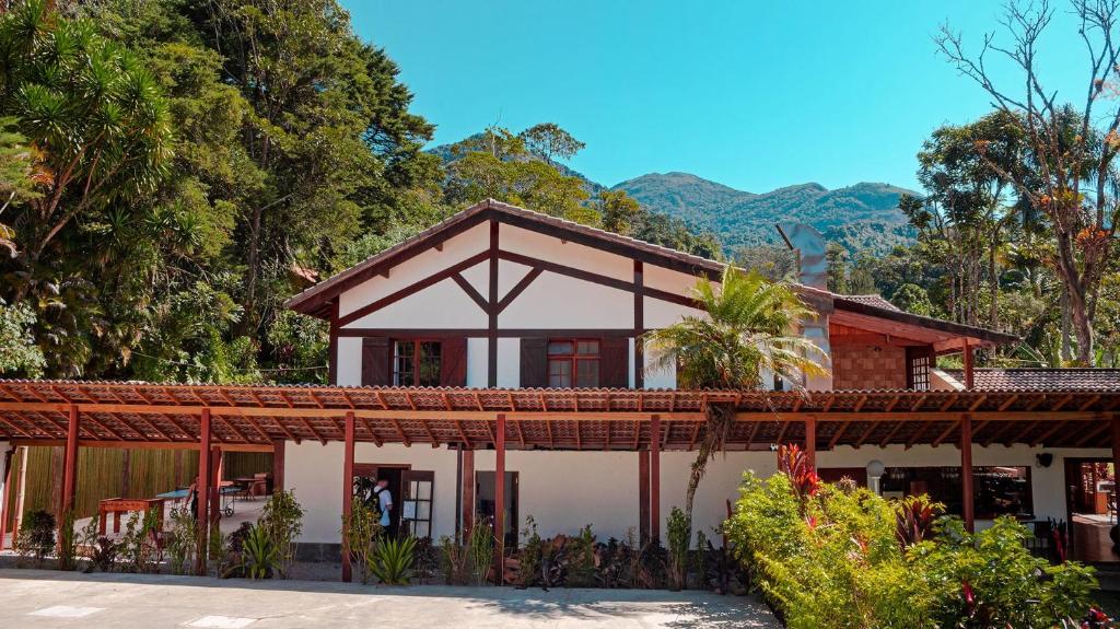 O vedere generală la munți sau o vedere la munte luată de la această pensiune