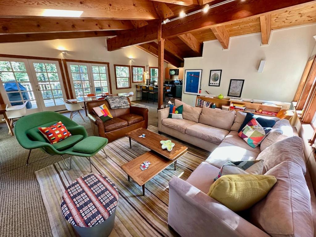 Χώρος καθιστικού στο Palisades, Lake Tahoe, Tahoe City, Hot Tub, Dogs OK