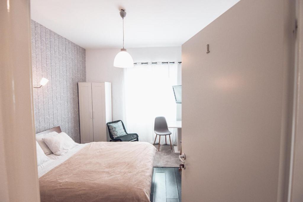 Ένα ή περισσότερα κρεβάτια σε δωμάτιο στο City centre - Room 1 with shared bathroom