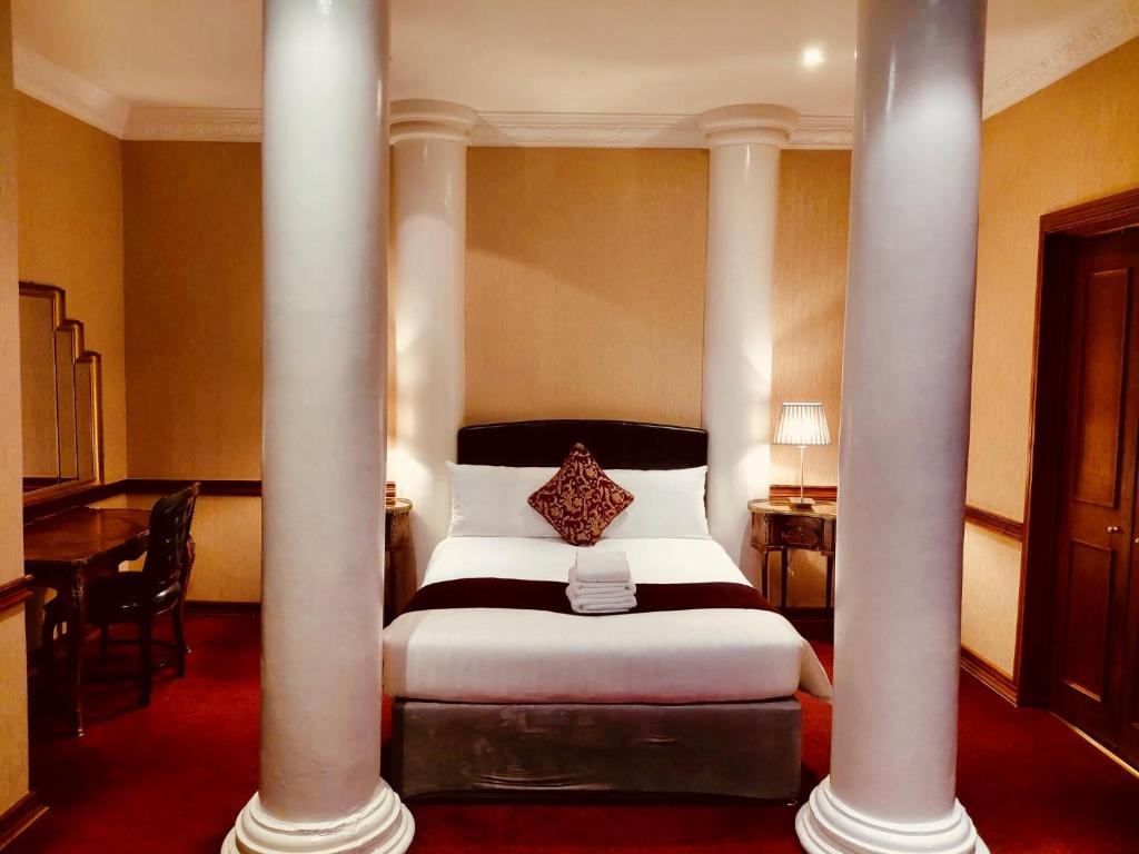 Postel nebo postele na pokoji v ubytování Russell Court Hotel