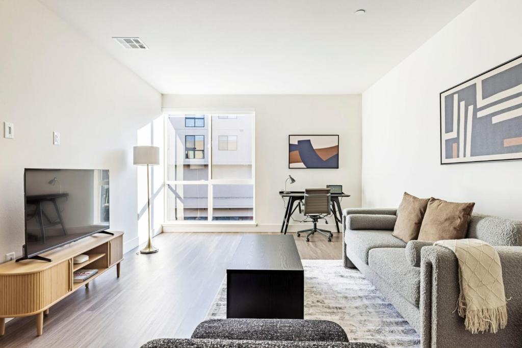 Castro CityにあるBlueground Mountain View pool nr Shoreline Park SFO-1959のソファとテレビのあるリビングルーム