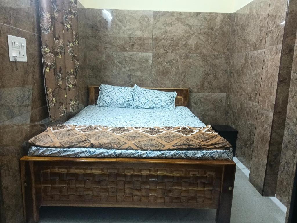 蒂鲁瓦纳马莱Sri Arunachala Rooms的房间里有一张床的小卧室