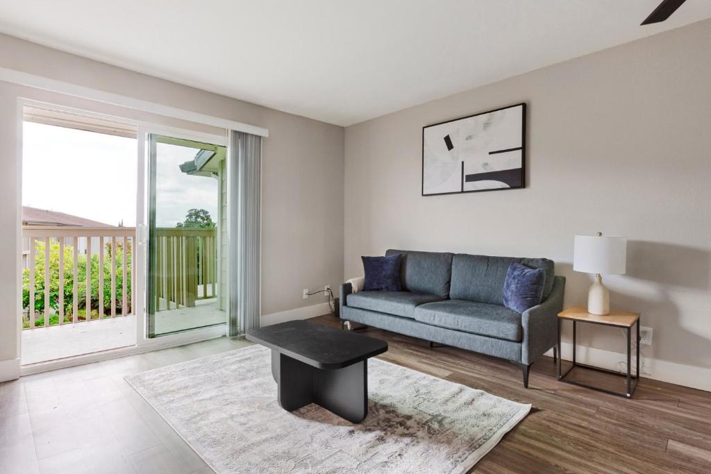 フォスター・シティにあるBlueground Foster City pool nr Lagoon SFO-2053のソファとテーブルのあるリビングルーム