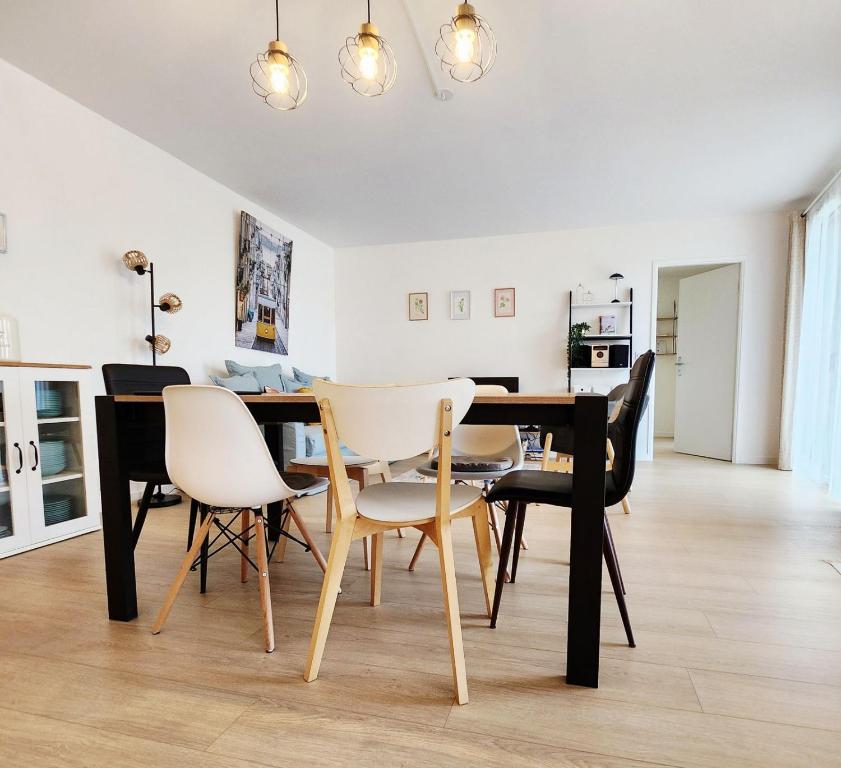 a dining room with a table and chairs at Élégant appartement lumineux à Senlis in Senlis