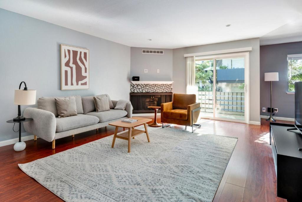 レッドウッドシティにあるBlueground Edgewood Park pool nr Edgewood Park SFO-2073のソファとテーブルのあるリビングルーム