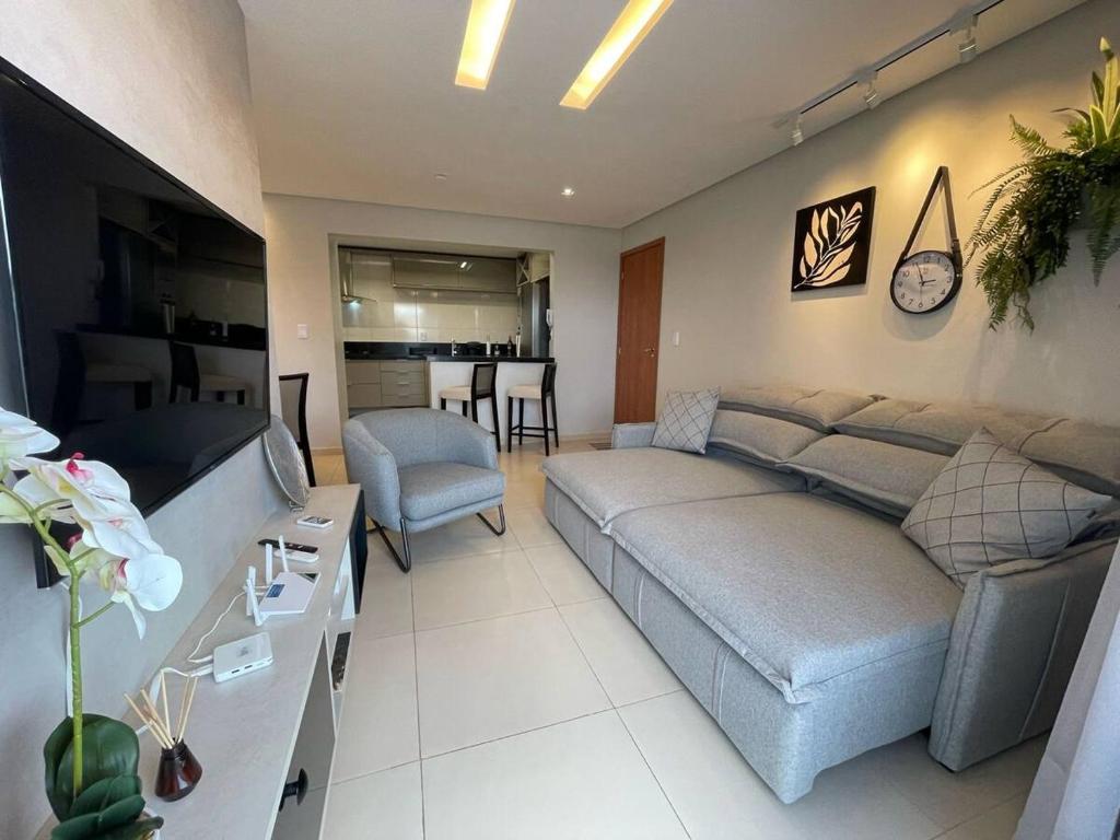 a living room with a couch and a table at Impecável Cobertura em Paraíso in Luis Eduardo Magalhaes