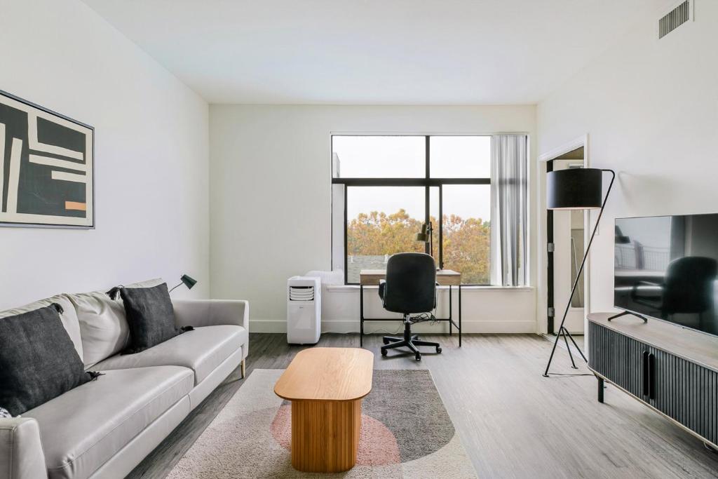 Μια τηλεόραση ή/και κέντρο ψυχαγωγίας στο Blueground Diridon pool nr San Jose Museum SFO-2089