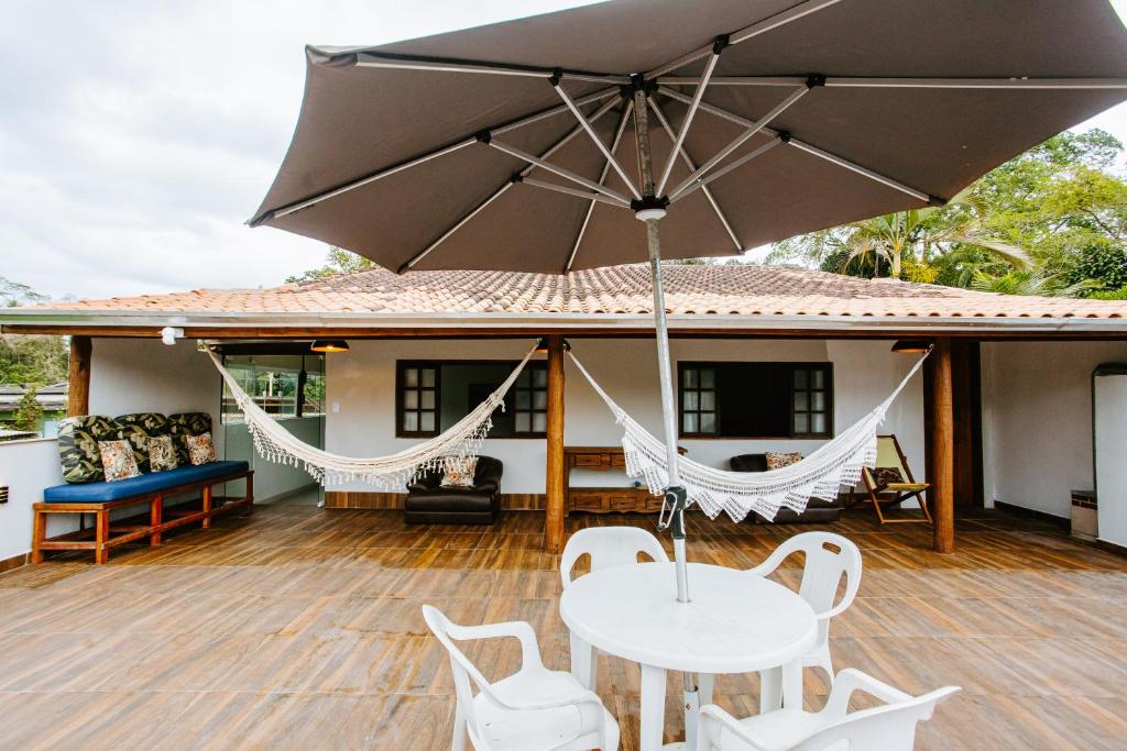 En terrasse eller udendørsområde på Casa Camburi