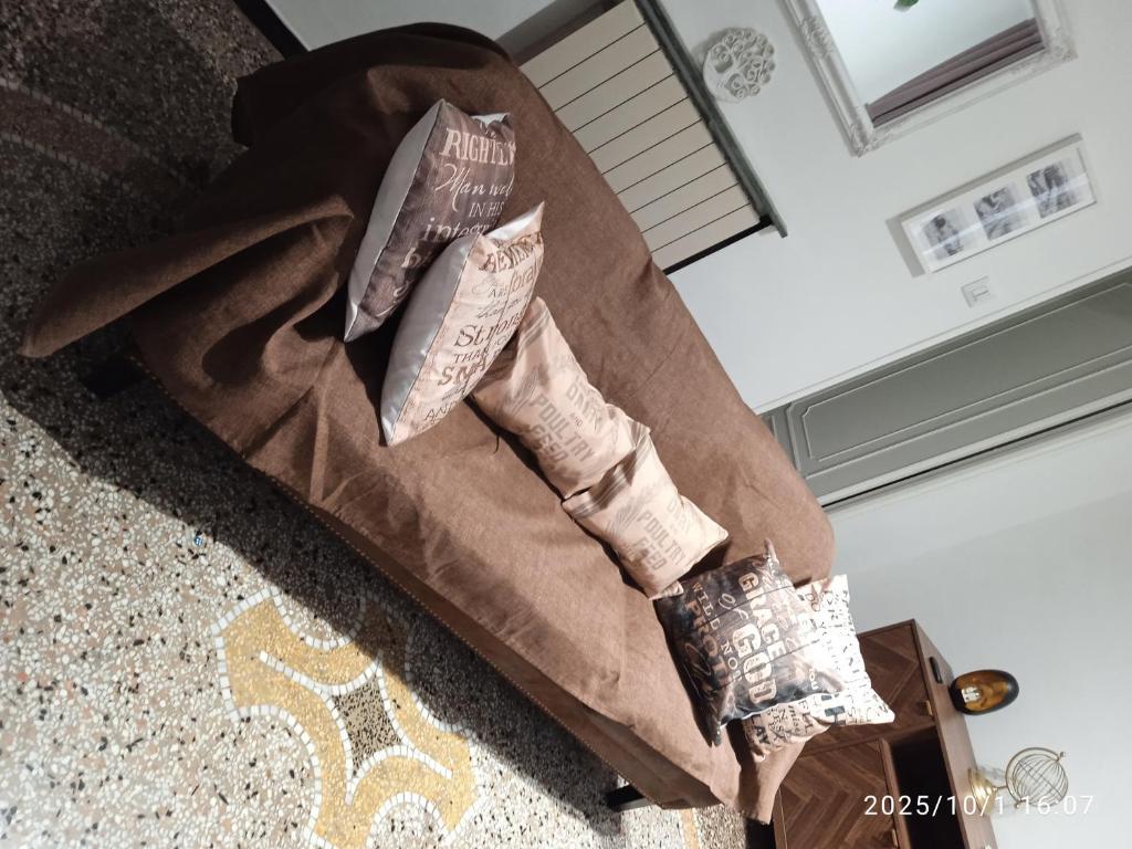 eine Couch mit zwei Kissen darüber in der Unterkunft Genova House in Genua