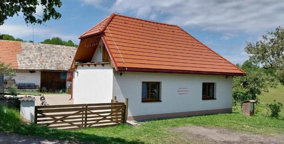 a small white house with an orange roof at Chata Chotár Nová Baňa in Veľká Lehota