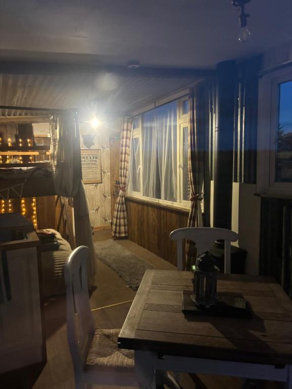 Χώρος καθιστικού στο Bridie -rose with wood tub country retreat