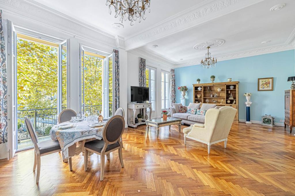 TV a/nebo společenská místnost v ubytování Luxury Notre Dame by BookingGuys