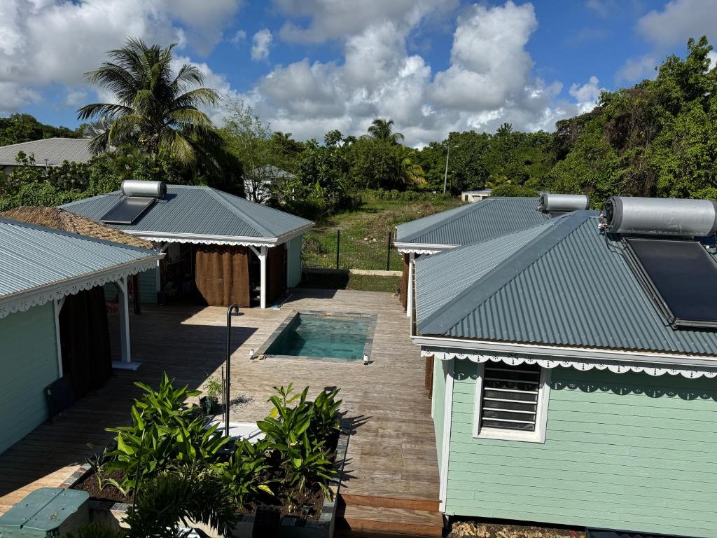 eine Luftaufnahme eines Hauses mit Pool in der Unterkunft Les Kaz de Sainte Anne in Sainte-Anne