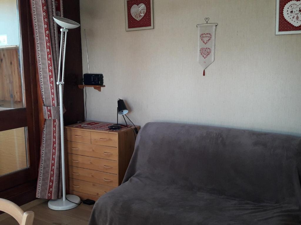 Studio cosy au cœur du village pour 4 pers, proche pistes - FR-1-815-43 في لو براز دي ليس: غرفة نوم بسرير وخزانة ومصباح