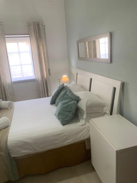 twee eenpersoonsbedden in een kamer met een raam bij Casa do Omega do Foz in Foz do Arelho