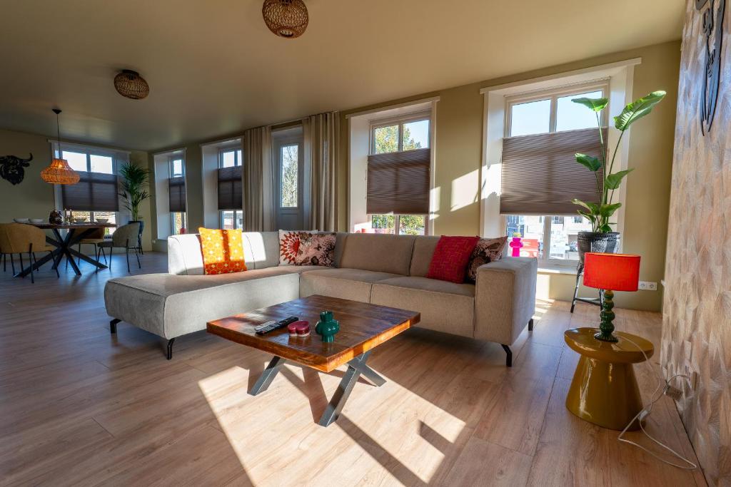 a living room with a couch and a coffee table at Gastenverblijf Hunsingo in Winsum