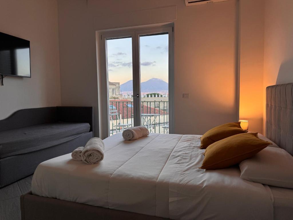 een slaapkamer met een bed met een groot raam bij B&B Monteleone ,12 in Napels