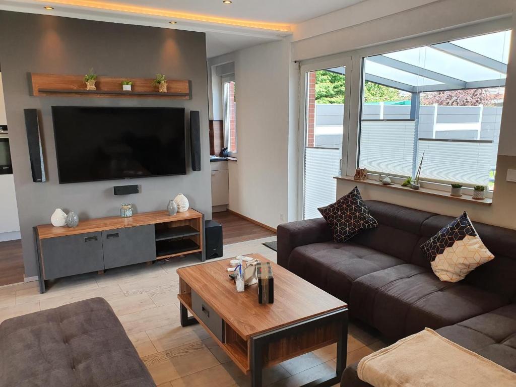 TV a/nebo společenská místnost v ubytování Ferienhaus-Wiesenpieper