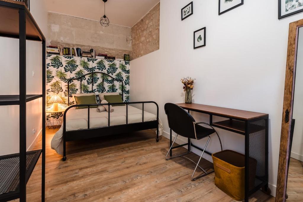ein Schlafzimmer mit einem Bett, einem Schreibtisch und einem Tisch in der Unterkunft La Casa Maje hypercentre Vendôme in Vendôme