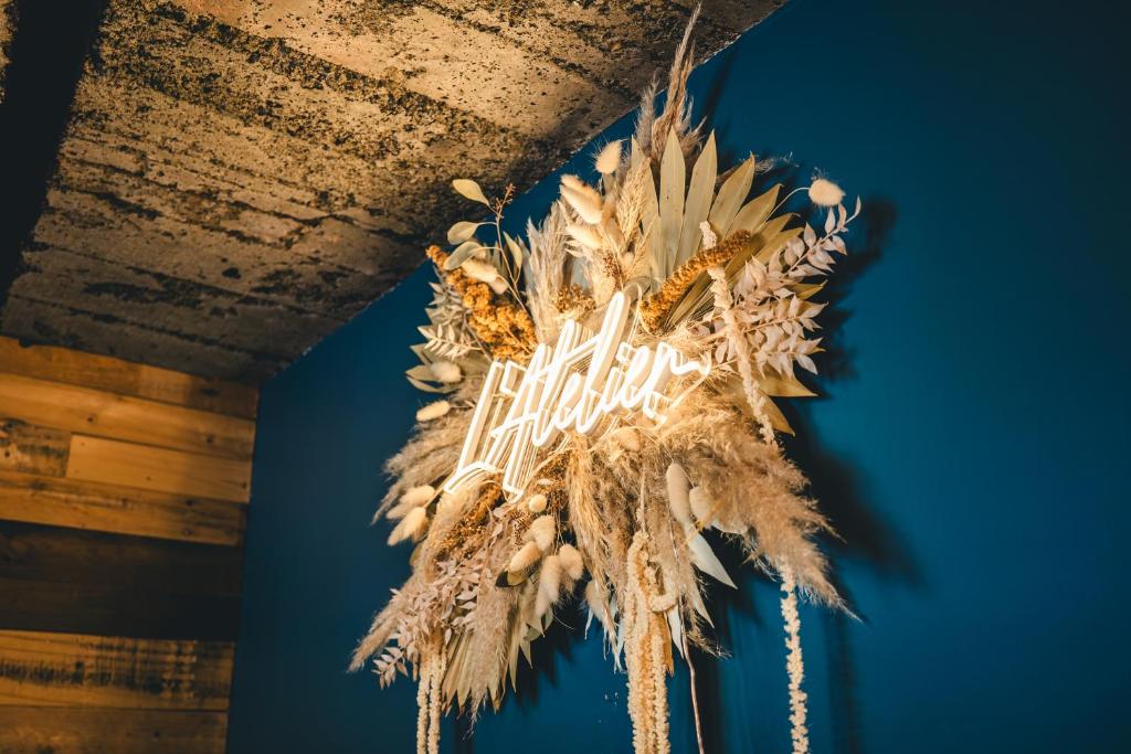 una lámpara de araña colgando del techo de una habitación en L'Atelier - Gîte chaleureux et relaxant, en Saint-Hubert