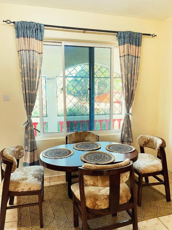 Posezení v ubytování Coastal Bliss 2BR Beach Getaway in Kanamai, Mtwapa