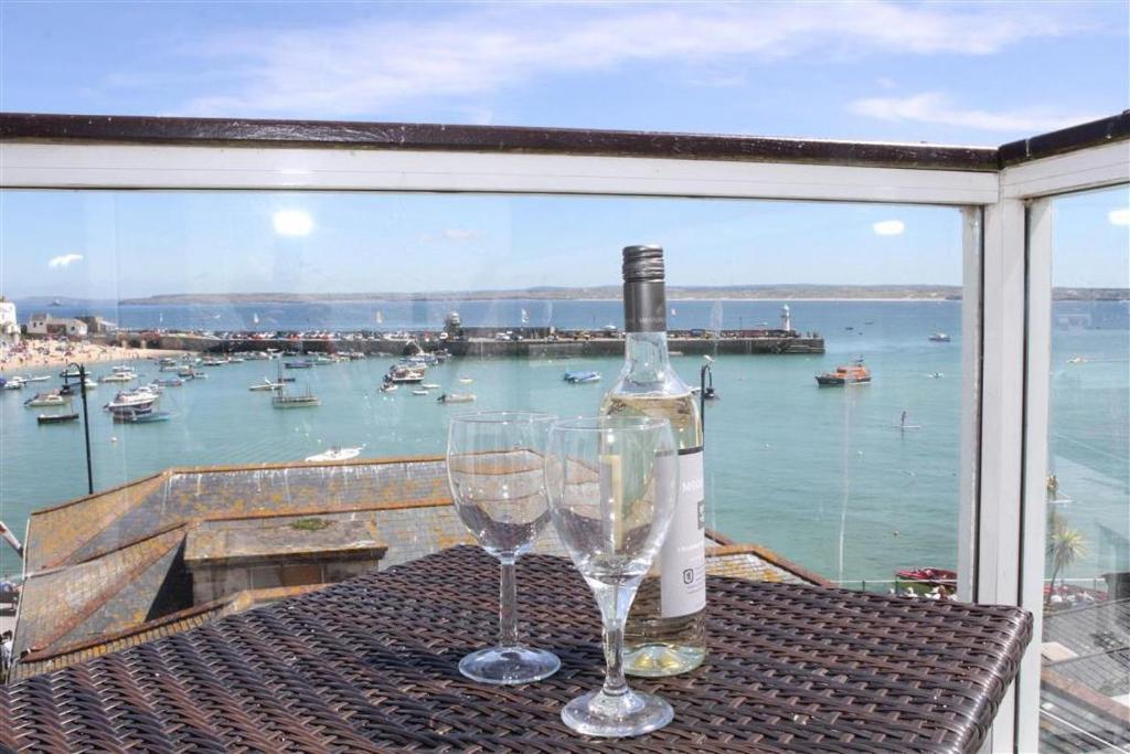 圣艾夫斯Upper Seafarer 45 Fore Street的桌上有一瓶酒和两个酒杯