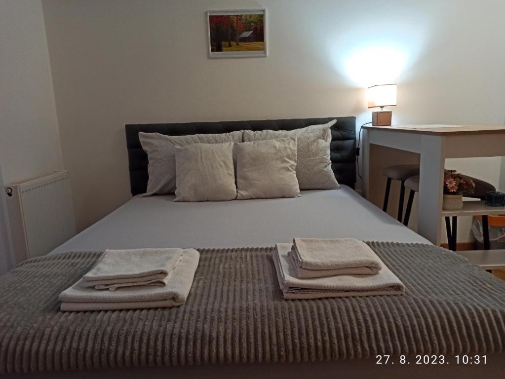ein Schlafzimmer mit einem Bett, auf dem Handtücher liegen in der Unterkunft Dunja Doboj in Doboj