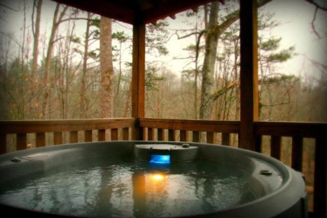 Fotografie z fotogalerie ubytování Secluded Woodland Cabin Rental with Hot Tub in Yadkin Valley Wine Region v destinaci Elkin