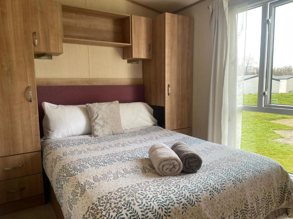 En eller flere senge i et værelse på Lake Front 3 Bed Caravan in South Cerney