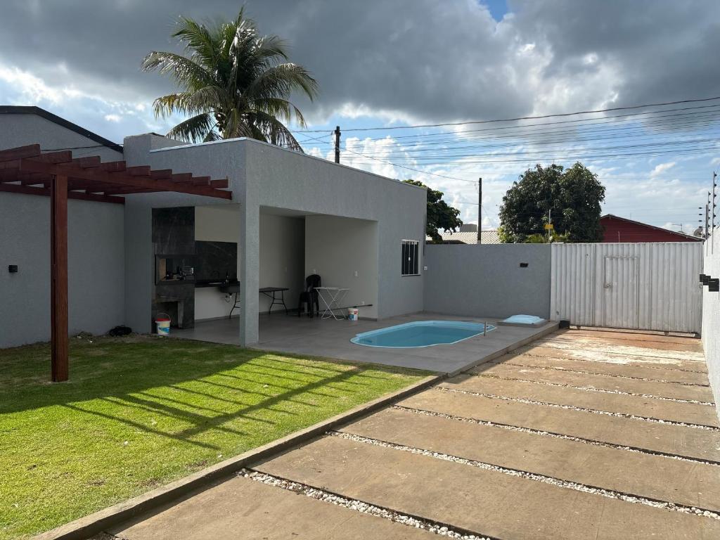 un patio trasero de una casa con piscina en Casa Foz do Iguaçu Ipê, en Foz do Iguaçu