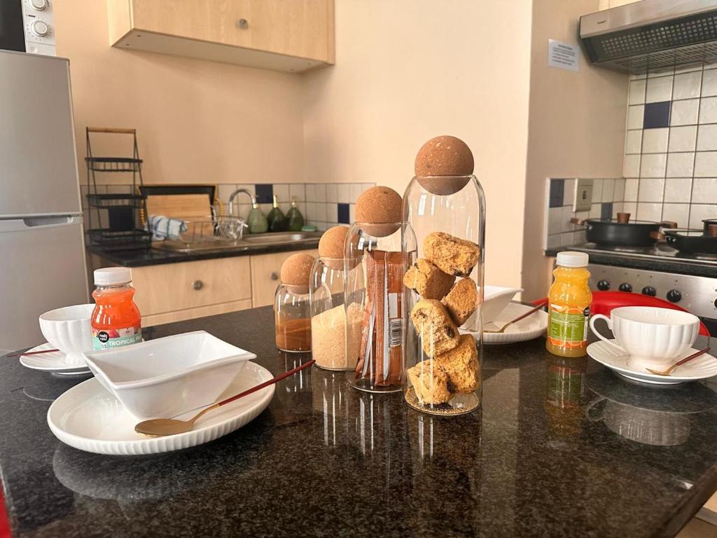 Η κουζίνα ή μικρή κουζίνα στο Swanky Spectacular Hotel