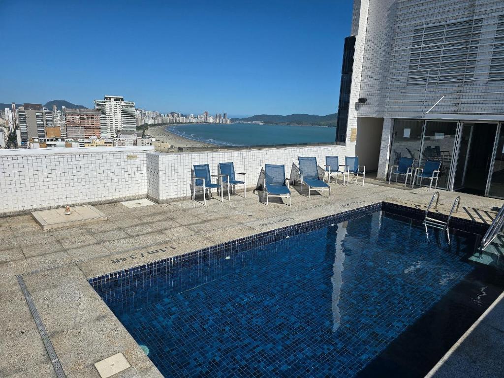a swimming pool on the roof of a building at Apartamentos Luxuosos a Passos do Mar no Helbor Stay - Airbn Santos in Santos