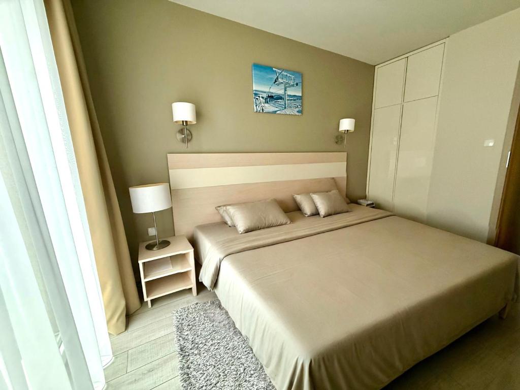 En eller flere senge i et værelse på Apartament ISCHGL Czarna Góra Resort