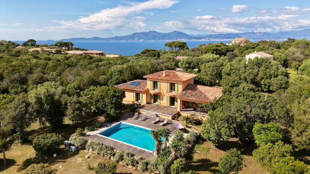 una vista aerea di una casa con piscina di La Castagna Sea View Pool Villa a Coti-Chiavari