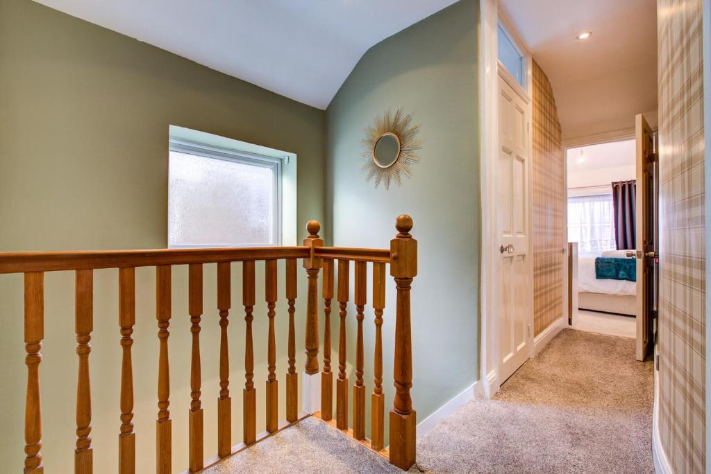 Televiisor ja/või meelelahutuskeskus majutusasutuses Spacious 4-Bed House in Welling - Free parking